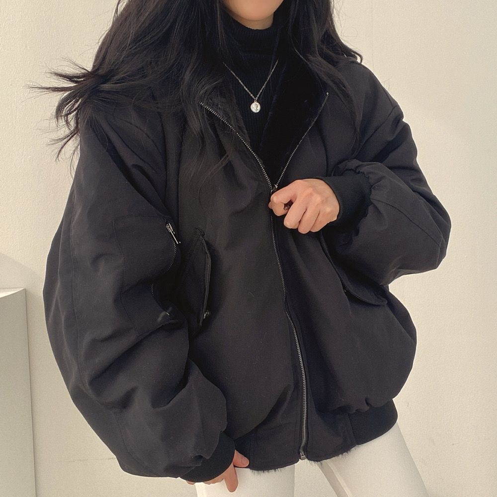 Hellblaue Bomberjacke mit Kunstfell-Kapuze und lockerem Oversize-Schnitt