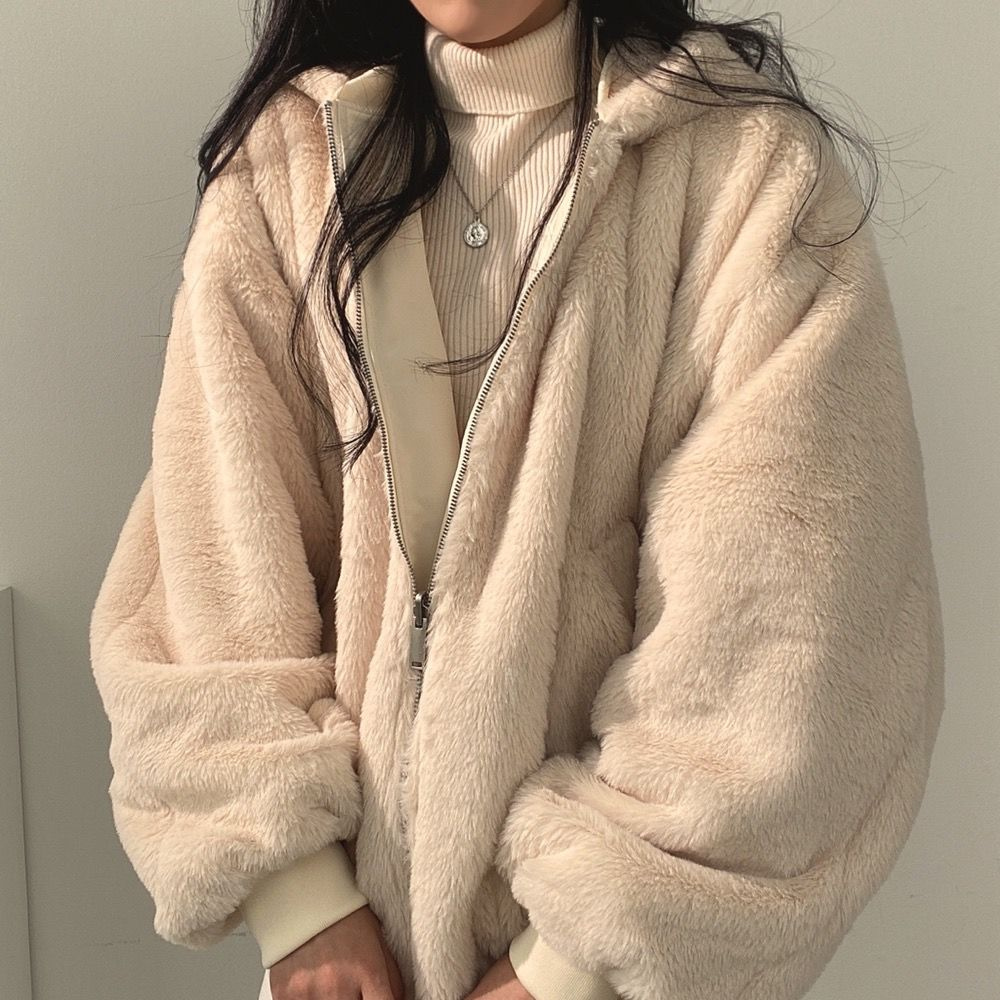 Flauschige Kunstfell-Bomberjacke in Creme mit grauem Rippbund am Ärmel