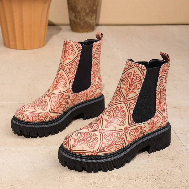 Chelsea-Boots mit rotem Ornamentmuster und robuster Profilsohle