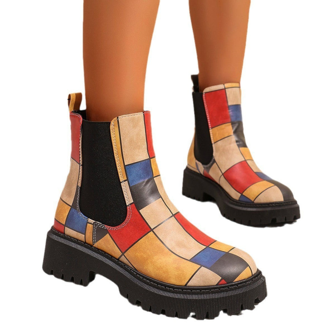 Chunky-Boots mit geometrischem Patchwork-Muster in Erdtönen am Fuß getragen