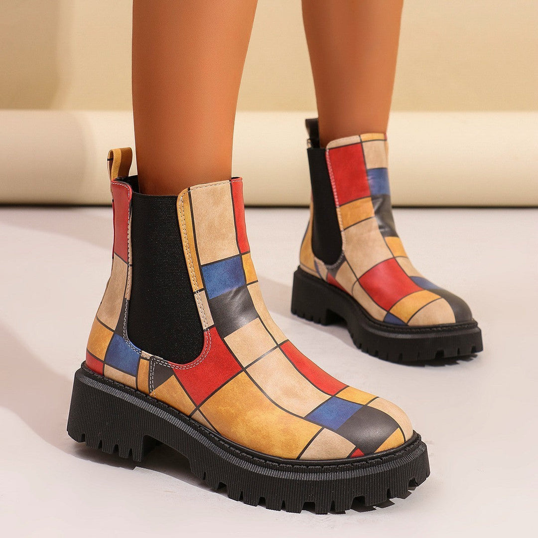 Chunky-Chelsea-Boots mit buntem Patchwork-Muster in Rot-Blau-Gelb am Bein