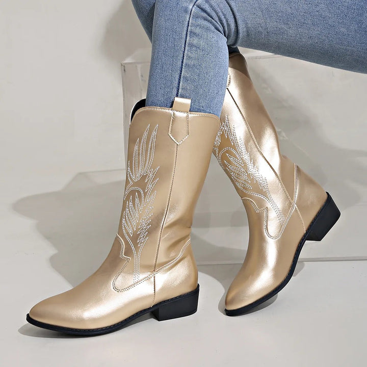 Goldfarbene Cowboystiefel mit weißer Stickerei und spitzer Zehenform