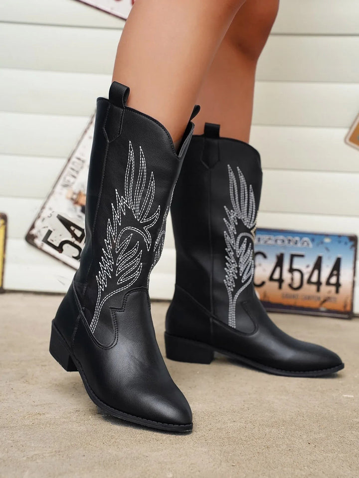 Schwarze Cowboystiefel mit weißer Flügelstickerei, frontal fotografiert