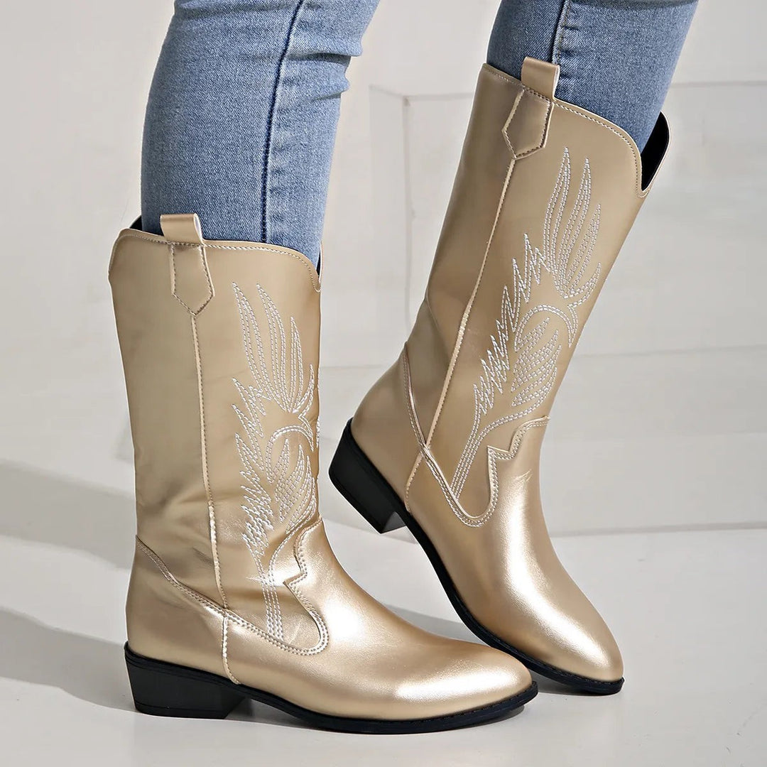Goldfarbene Western-Stiefel mit floraler Stickerei zu Jeans getragen