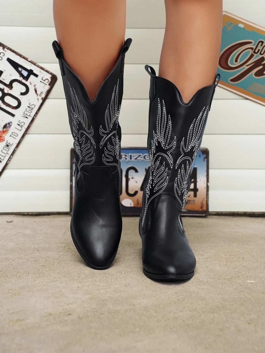 Schwarze Cowboystiefel mit weißer Stickerei, Frontalansicht der Zehen