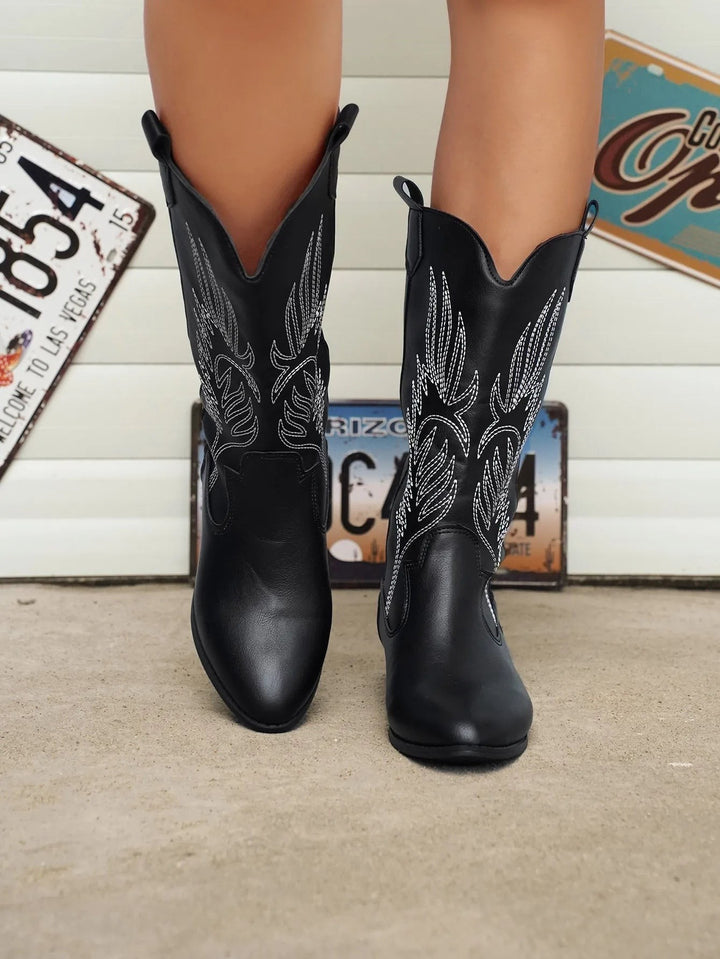 Schwarze Cowboystiefel mit weißer Stickerei, Frontalansicht der Zehen