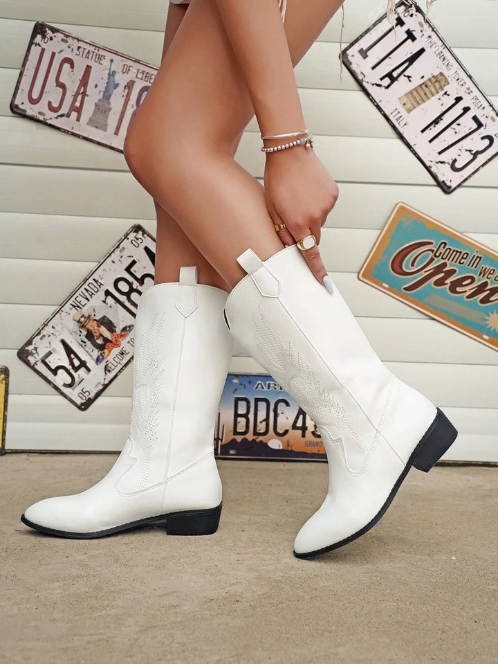 Weiße Western-Stiefel mit Stickerei, seitlich getragen zu kurzem Outfit