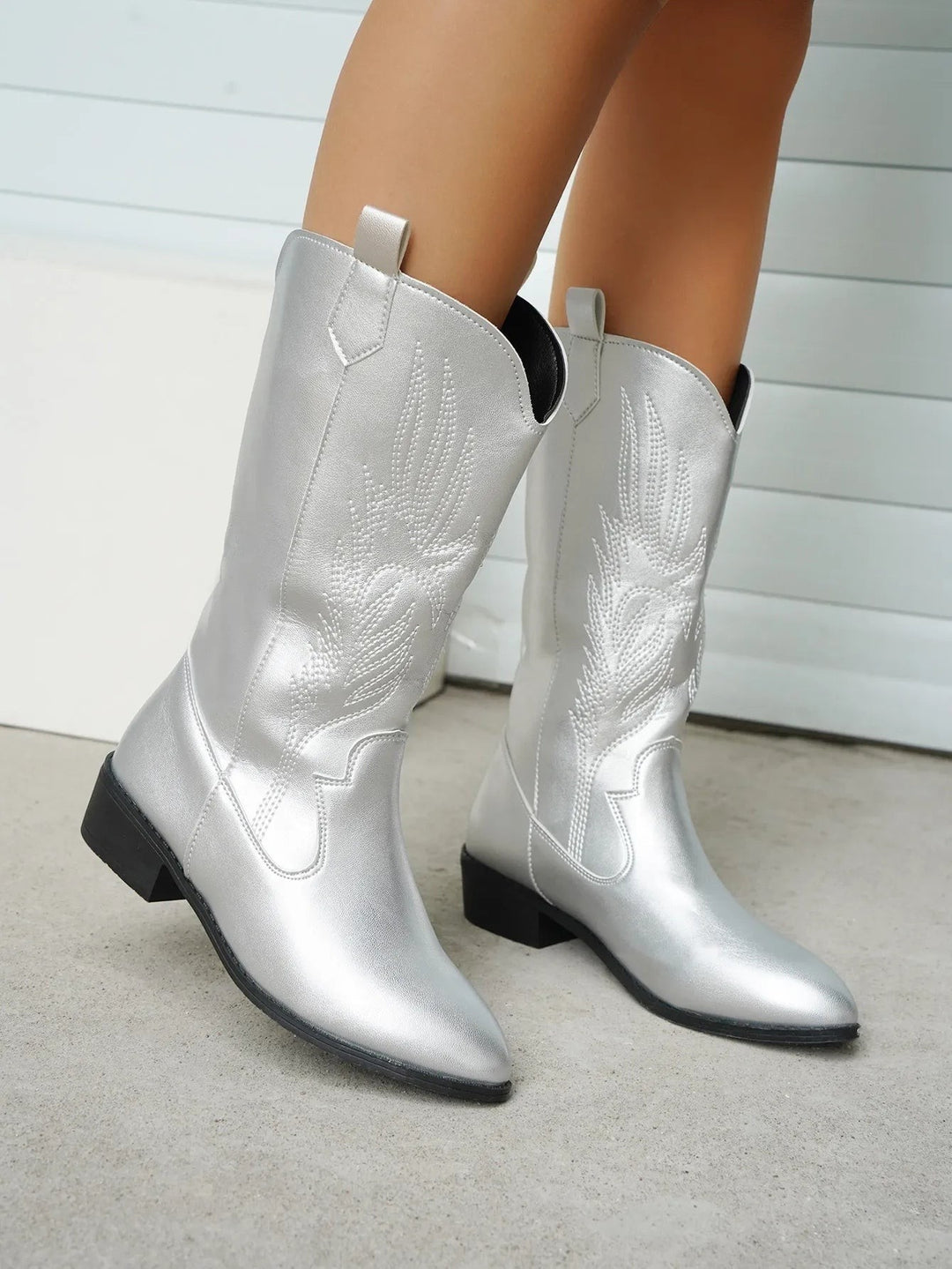 Silberfarbene Cowboystiefel mit Stickerei und spitzer Zehenform