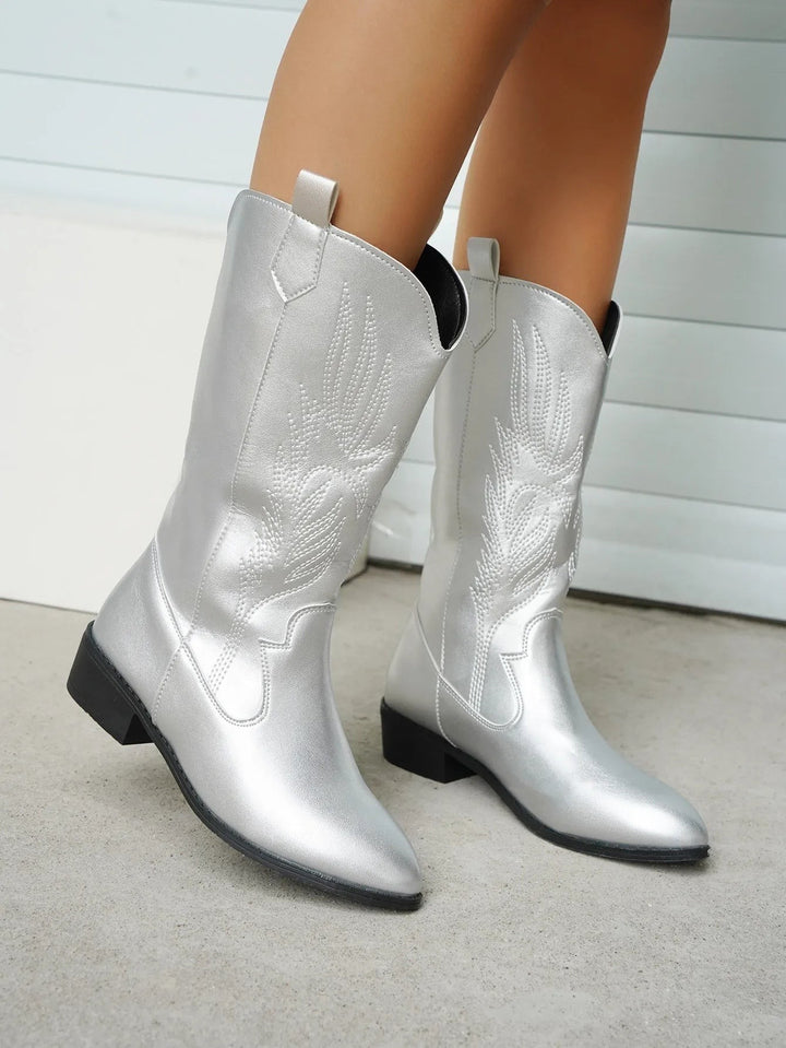Silberfarbene Cowboystiefel mit Stickerei und spitzer Zehenform