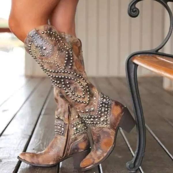 Kniehohe Cowboystiefel Carmen in Braun mit Nietenverzierung und Blockabsatz