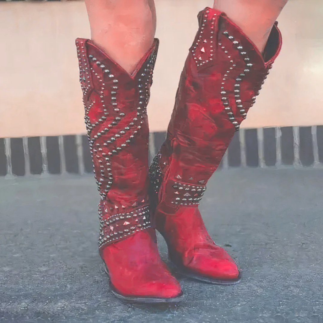 Rote Cowboystiefel mit Nietenbesatz und schrägem Schaftabschluss