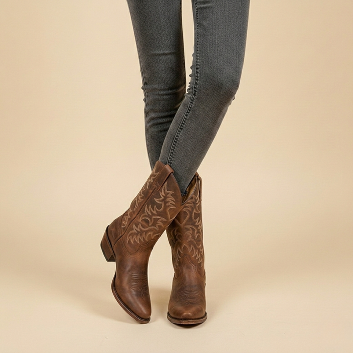 Braune Cowboystiefel mit Western-Stickerei, getragen zu grauer Skinny-Jeans