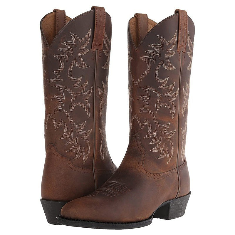 Paar braune Cowboystiefel mit spitzer Zehenform und Blockabsatz von vorne