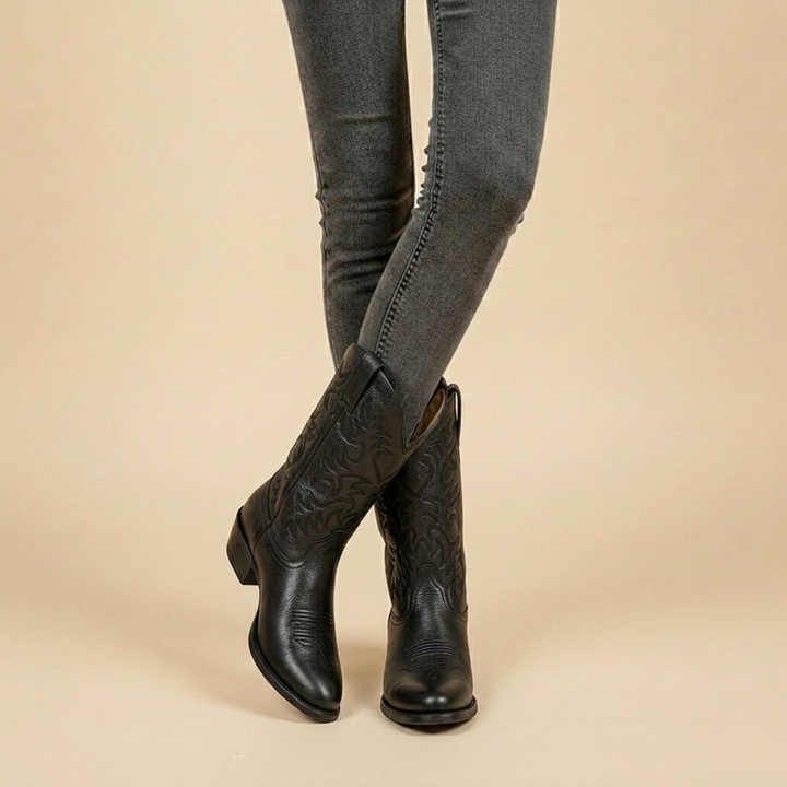 Schwarze Cowboystiefel mit spitzer Zehenform, kombiniert mit grauer Jeans