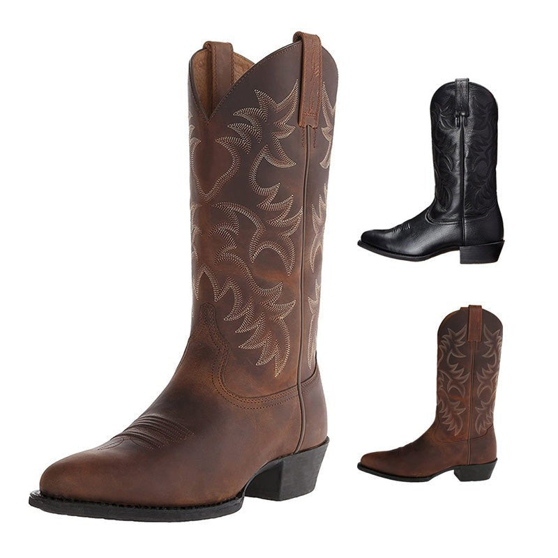 Braune Cowboystiefel mit beiger Stickerei, im Hintergrund Farbvarianten in Schwarz und Braun