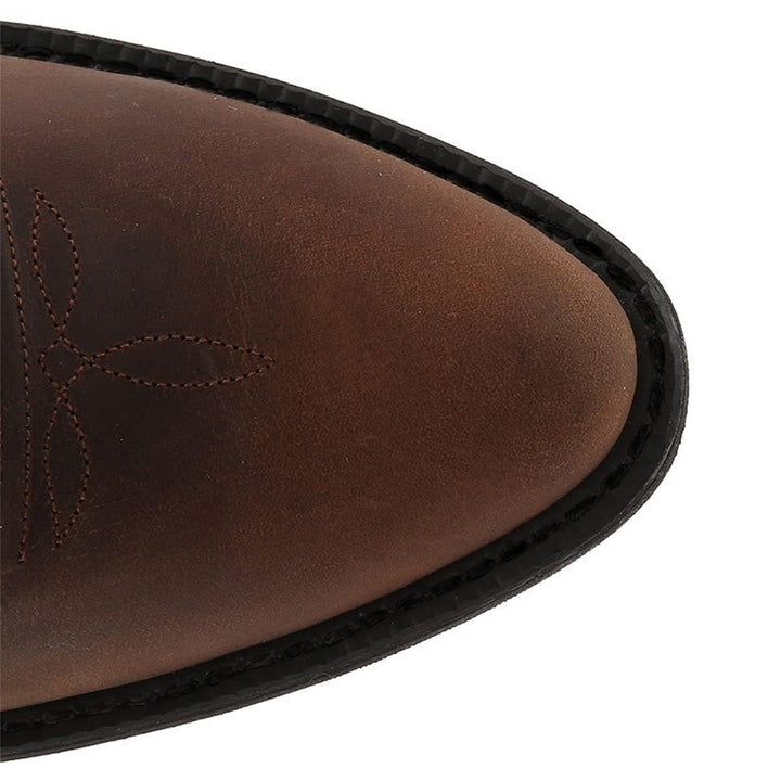 Detailansicht der spitzen Zehenform eines braunen Cowboystiefels mit Ziernaht