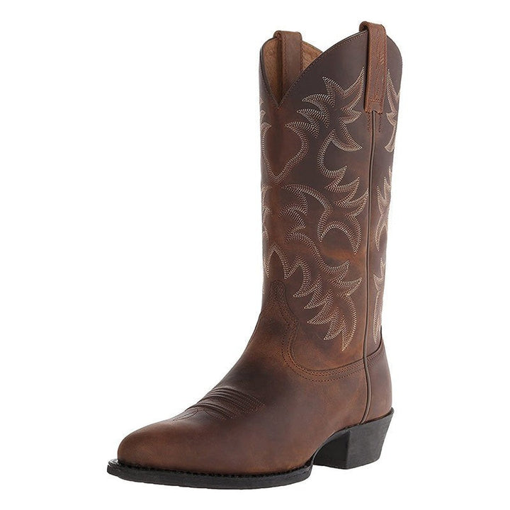 Brauner Cowboystiefel in Schrägansicht mit auffälliger Stickerei am Schaft