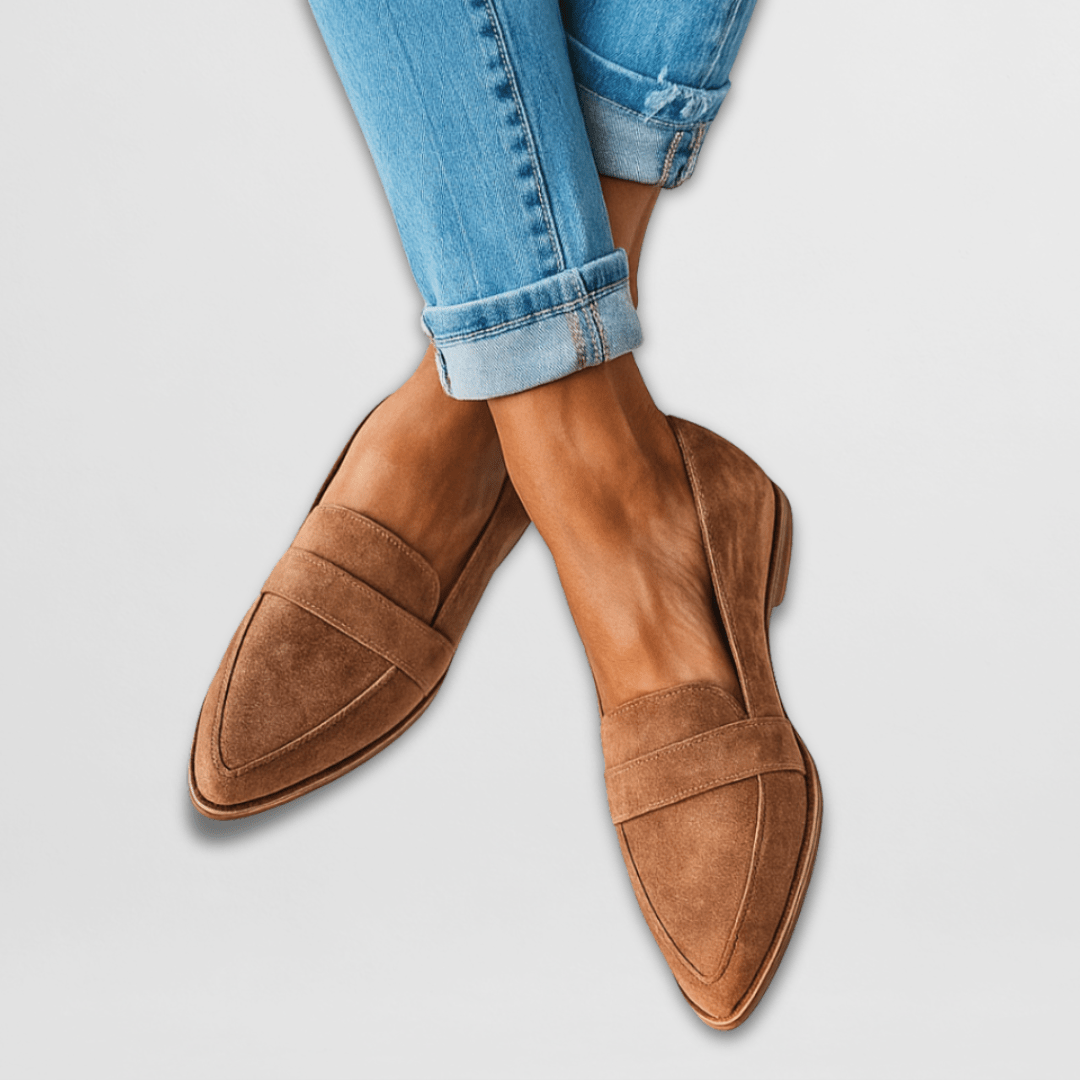 Braune Veloursleder-Loafer mit spitzer Zehenpartie und Penny-Steg, kombiniert mit Jeans