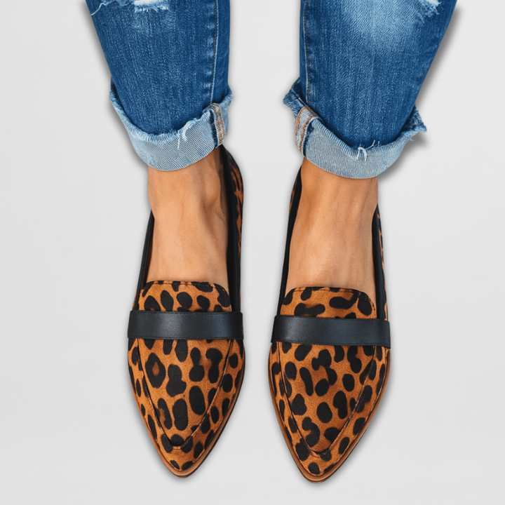 Leopardenmuster-Loafer mit schwarzer Penny-Blende und spitzer Zehenform