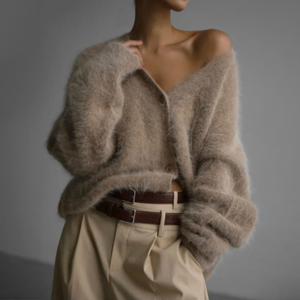 Flauschige Strickjacke in Taupe mit V-Ausschnitt und Knopfleiste, oversized geschnitten