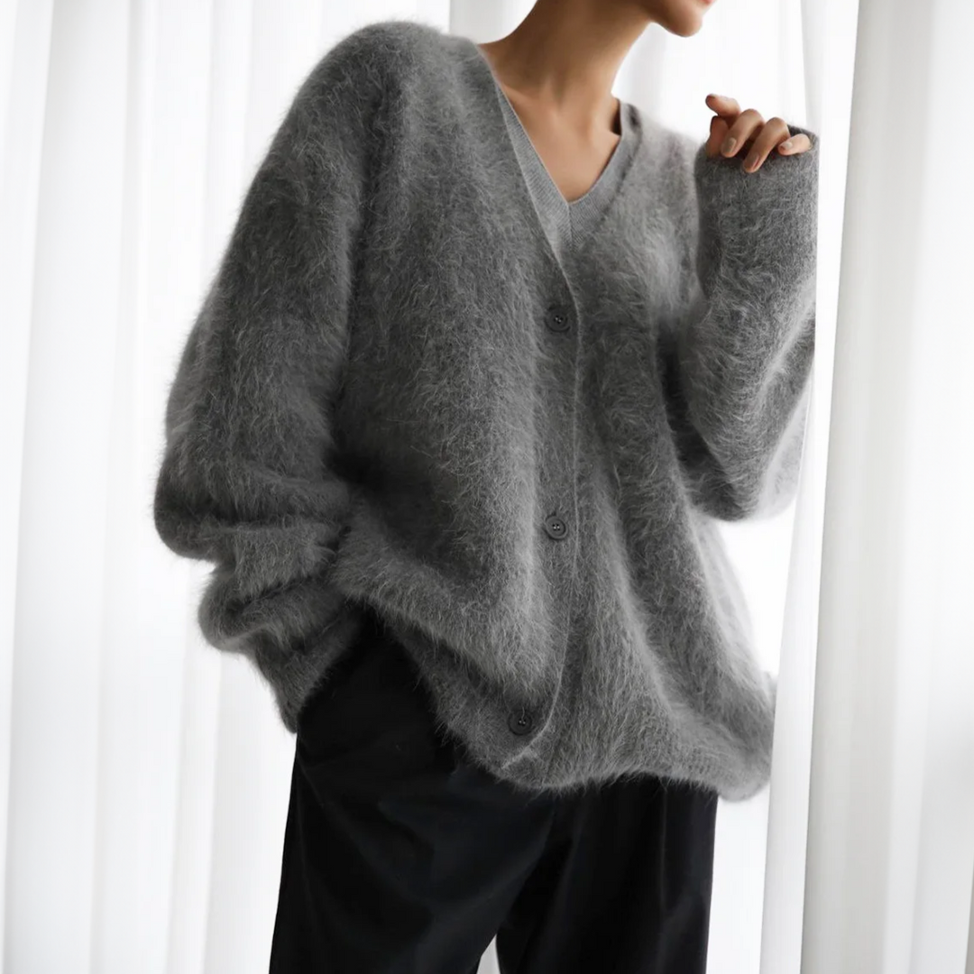 Graue Mohair-Strickjacke mit Knopfleiste, locker fallend über schwarzer Hose