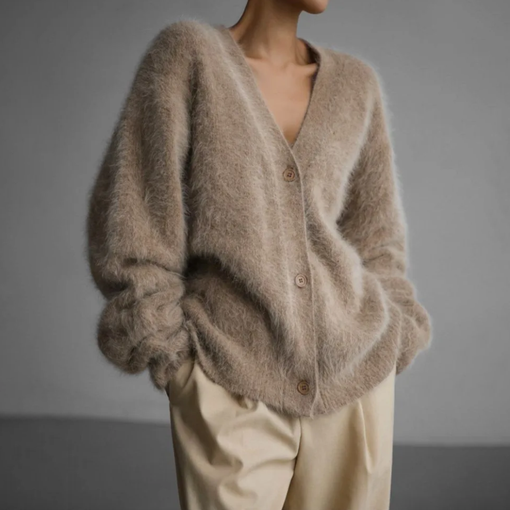 Beige flauschige Strickjacke mit Knopfleiste über cremefarbener Stoffhose