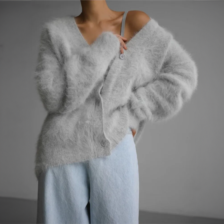 Hellgraue Mohair-Strickjacke mit V-Ausschnitt, locker über Trägertop drapiert