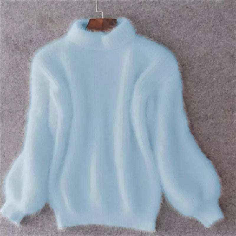 Hellblauer flauschiger Pullover mit Rollkragen und Ballonärmeln auf Kleiderbügel