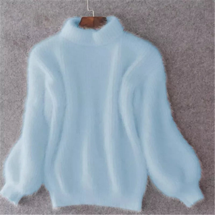 Hellblauer flauschiger Pullover mit Rollkragen und Ballonärmeln auf Kleiderbügel