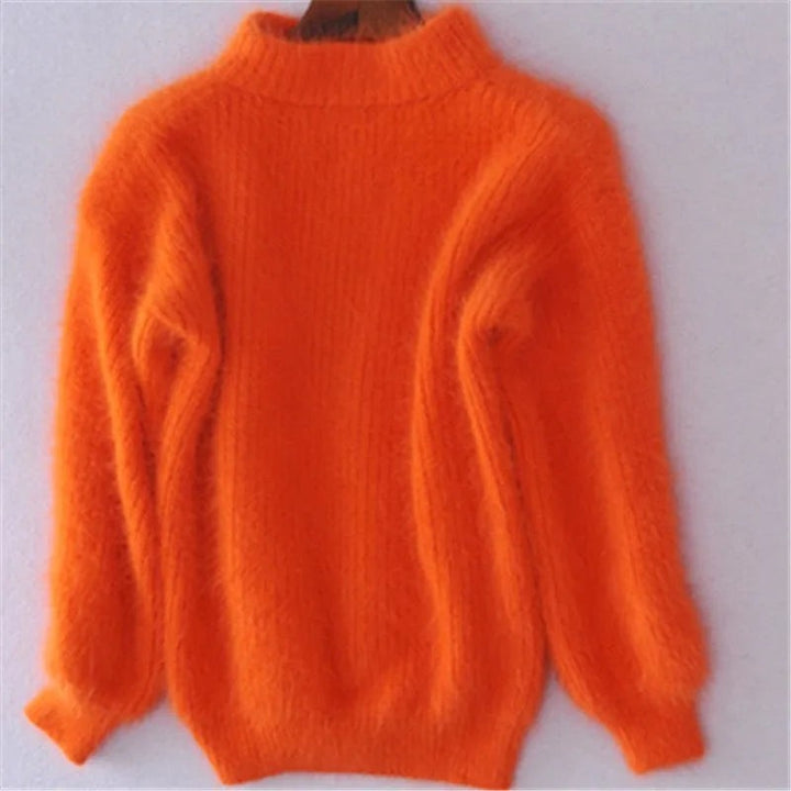 Oranger Flauschpullover mit Stehkragen, Rückansicht auf hellem Hintergrund