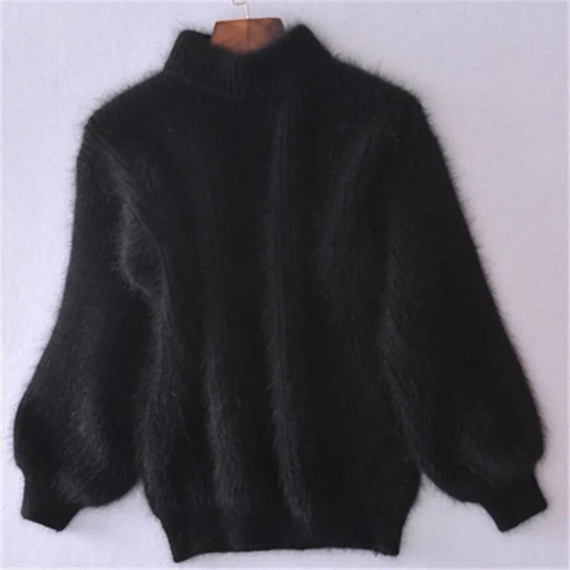 Schwarzer flauschiger Rollkragenpullover mit Ballonärmeln, Rückansicht am Bügel