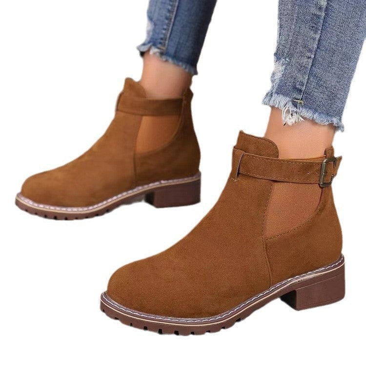 Cognacfarbene Stiefelette mit elastischem Einsatz und dezenter Metallschnalle