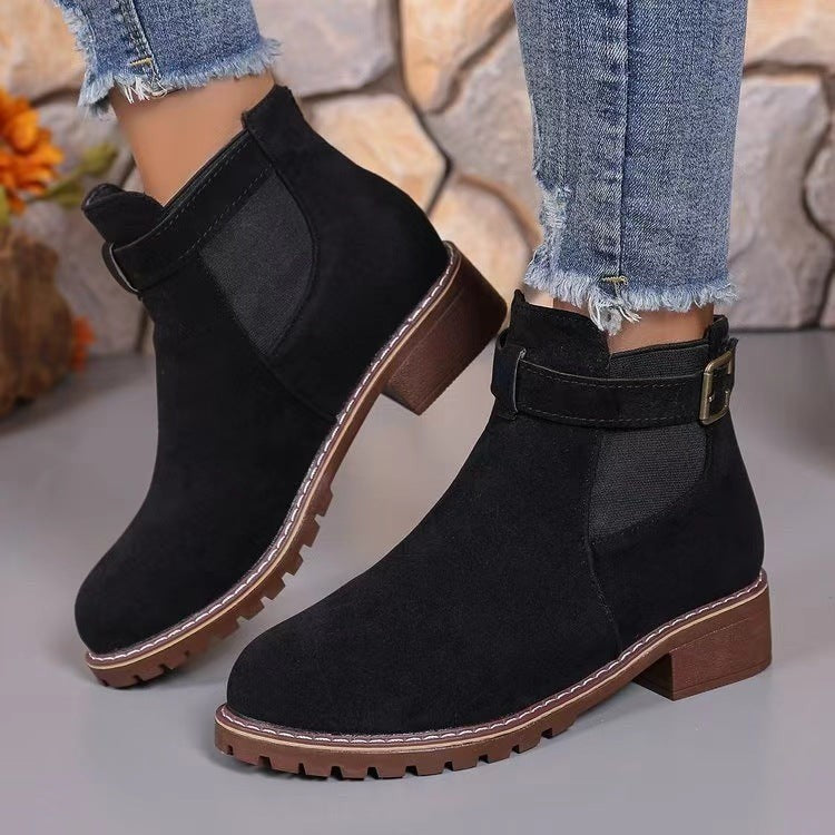 Schwarze Damenstiefelette mit Blockabsatz und markanter Schnalle im Detail