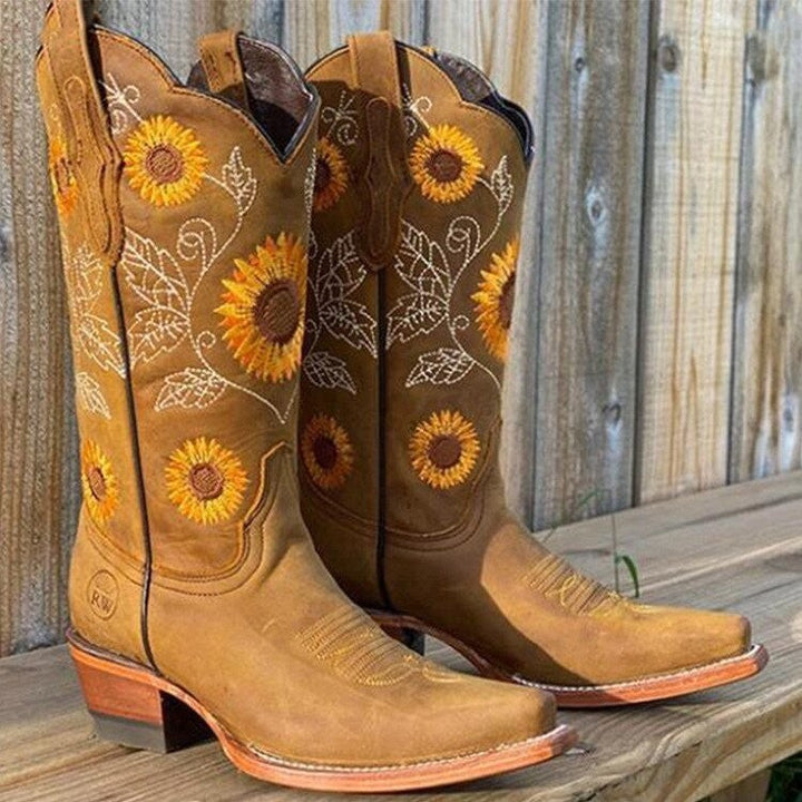 Cognacfarbene Lederstiefel mit floraler Sonnenblumen-Stickerei und Vierkantabsatz