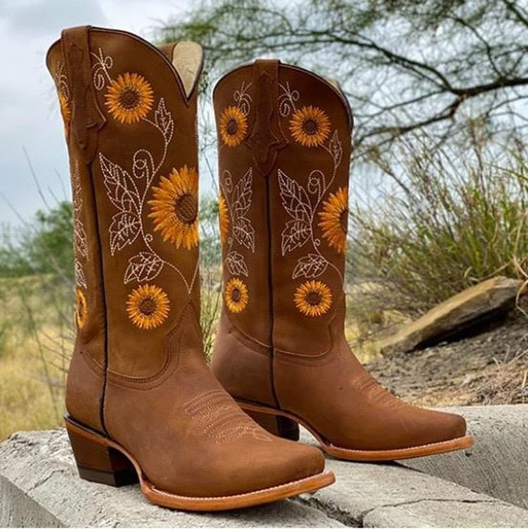 Braune Kniestiefel mit Sonnenblumenmotiv und schmaler Spitze im Westernstil