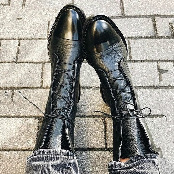 Schwarze Schnürstiefel aus veganem Leder mit spitzer Zehenpartie und Kontrastkappe