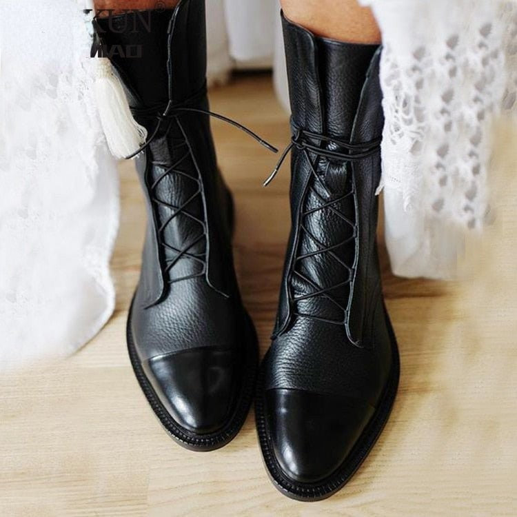 Kniehohe Damenstiefel schwarz mit Schnürung und glänzender Kappe aus Kunstleder