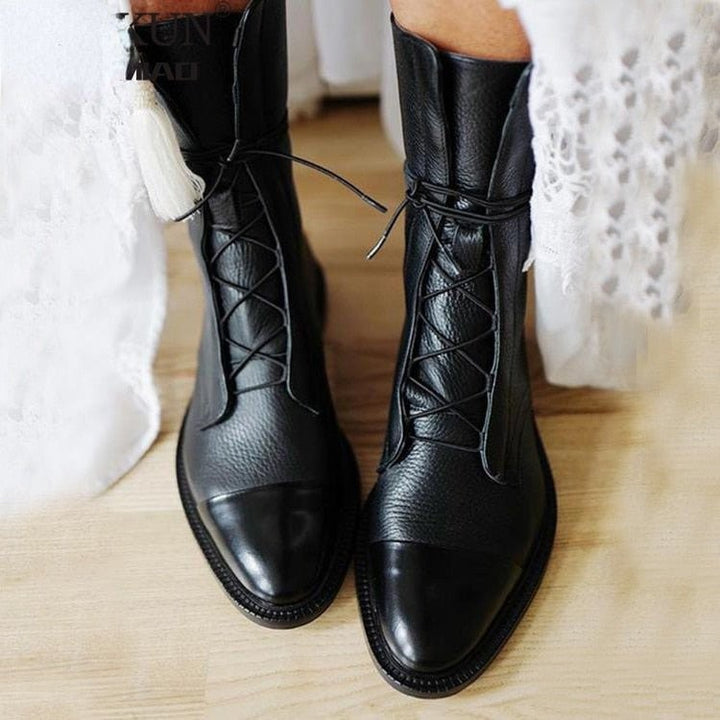 Kniehohe Damenstiefel schwarz mit Schnürung und glänzender Kappe aus Kunstleder