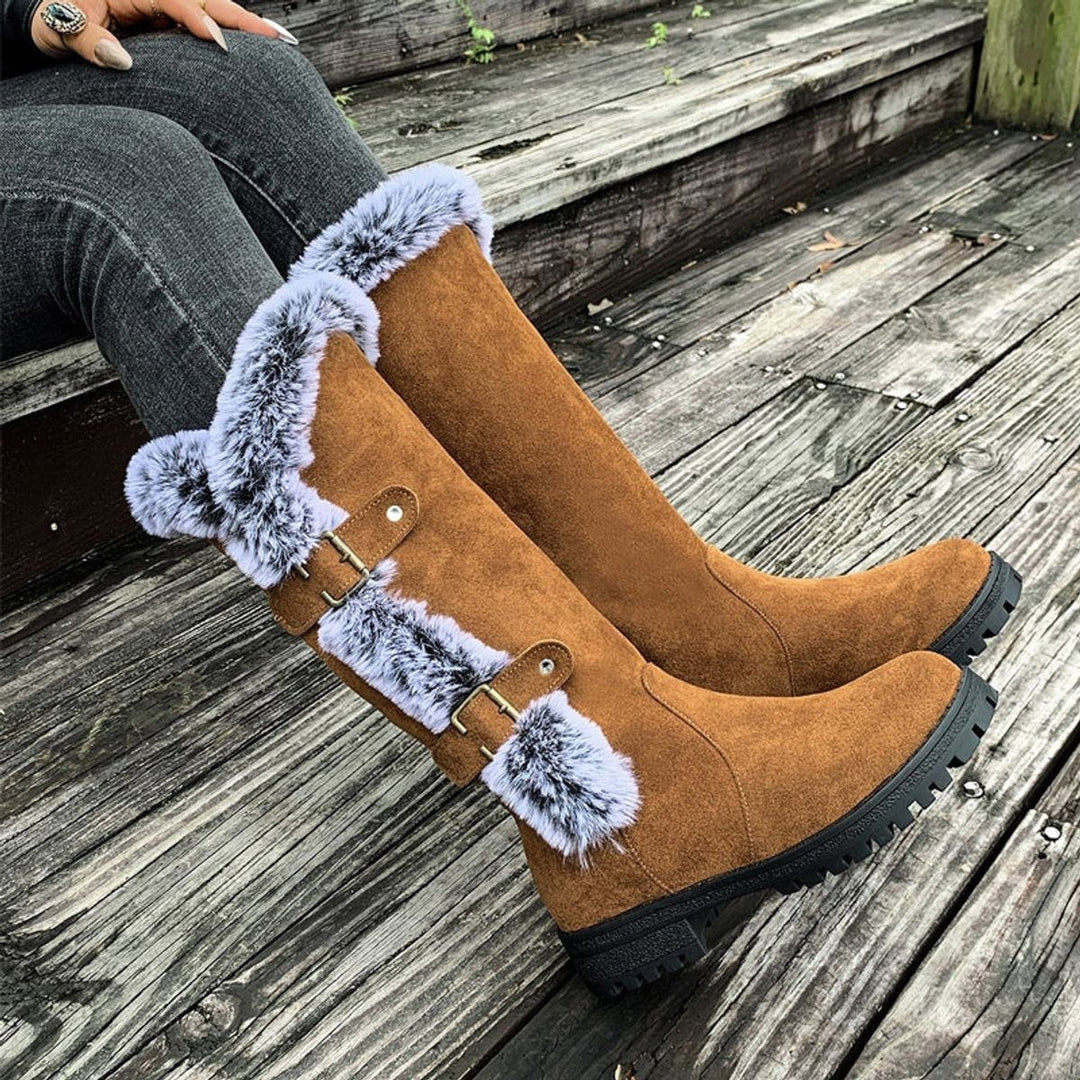 Kniehohe Winterstiefel in Cognac mit Kunstfellbesatz und goldenen Schnallen