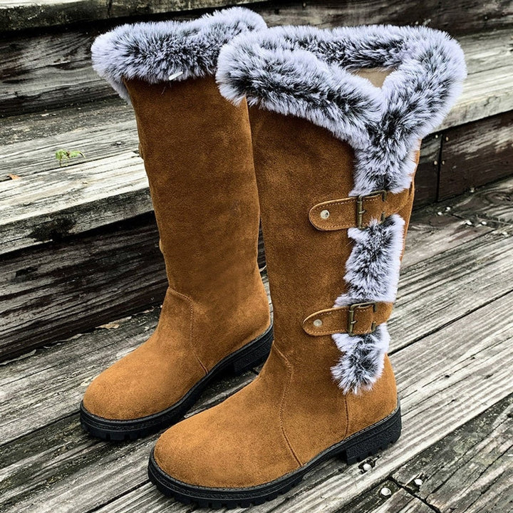 Schwarze Wildleder-Stiefel mit Doppelschnalle und Kunstfellrand im Stehen