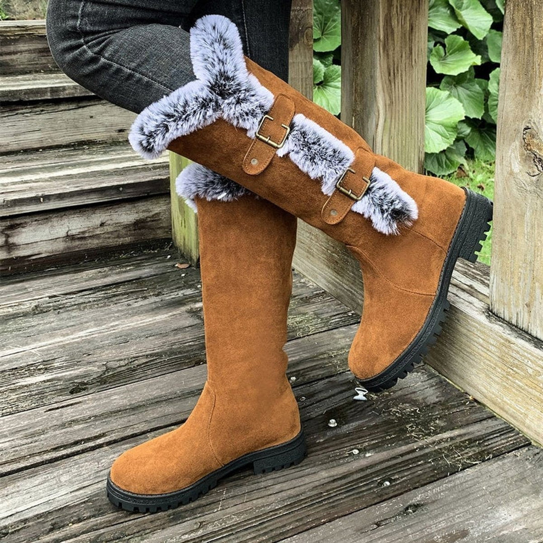 Cognacfarbene Stiefel mit doppelten Schnallen und grau meliertem Plüschbesatz