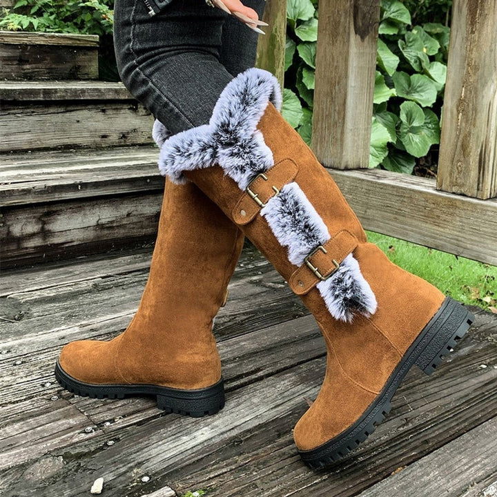 Braune Wildleder-Stiefel mit Kunstfellkragen und Metallschnallen im Detail