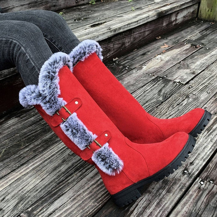 Winterstiefel in Schwarz, Rot und Cognac mit Plüschbesatz nebeneinander