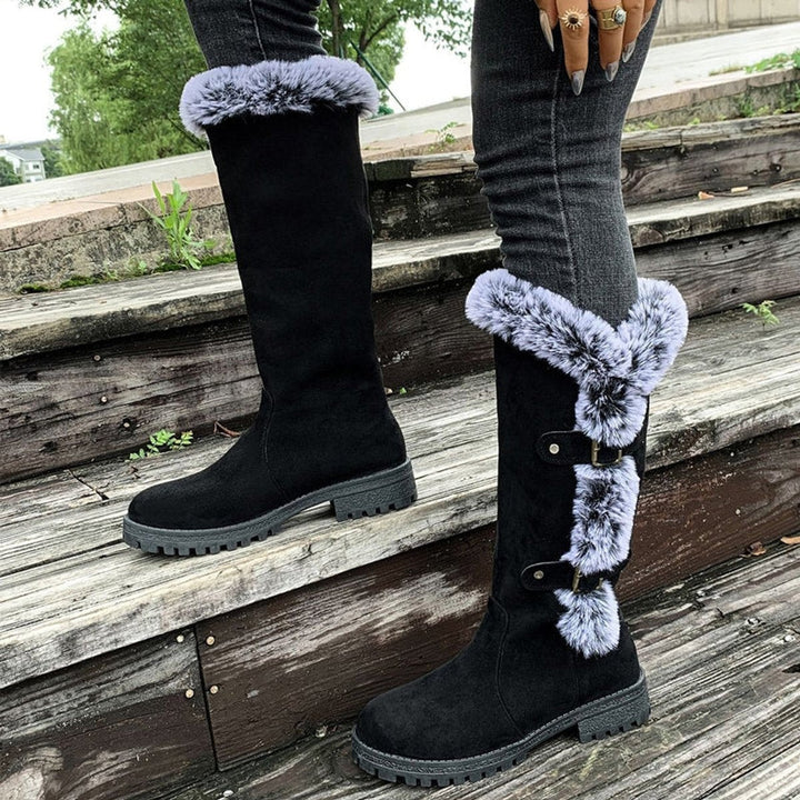 Rote kniehohe Stiefel mit flauschigem Fellkragen und Schnallenverschluss