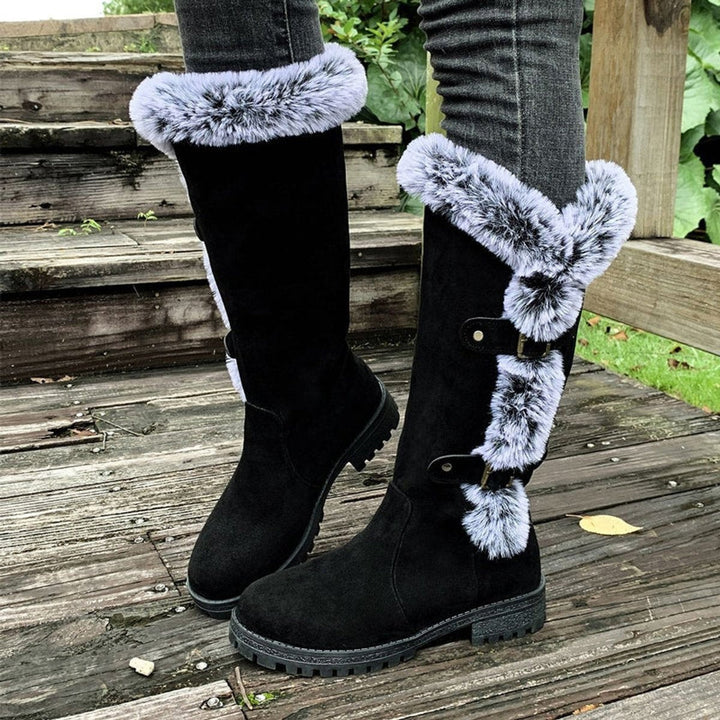 Schwarze kniehohe Stiefel mit grau meliertem Fellbesatz und Profilsohle