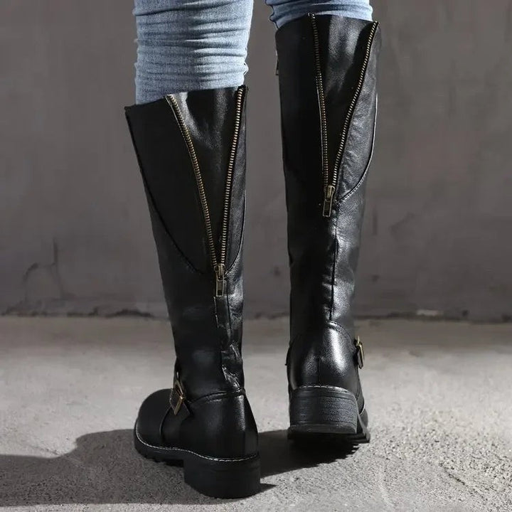 Kniehohe Stiefel aus schwarzem Kunstleder mit goldfarbenem Zierreißverschluss und Blockabsatz