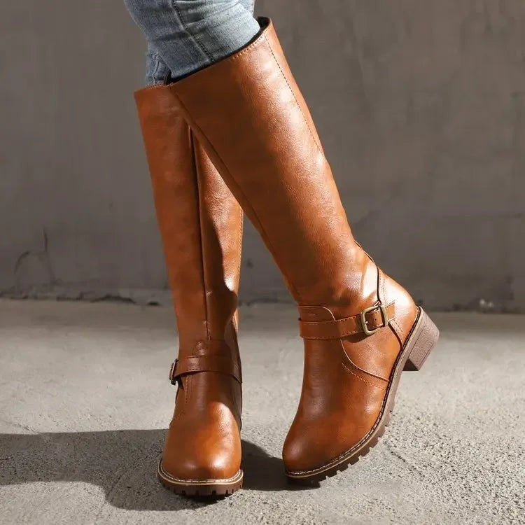 Kniehohe Damenstiefel in Cognac mit Schnallendetail und rutschfester Profilsohle