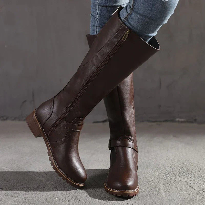 Braune Kniehohe Stiefel aus veganem Leder mit seitlichem Reißverschluss und Riemenschnalle