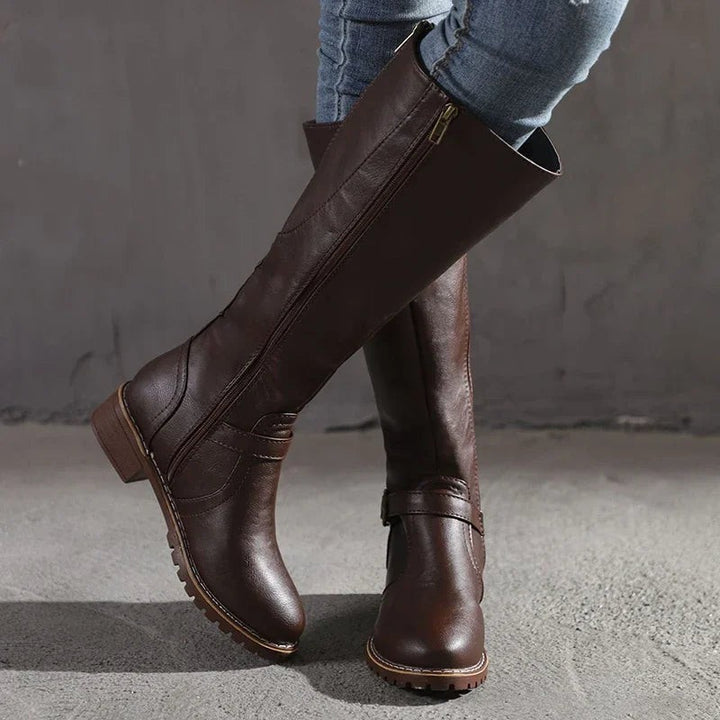 Braune Kniehohe Stiefel aus veganem Leder mit seitlichem Reißverschluss und Riemenschnalle
