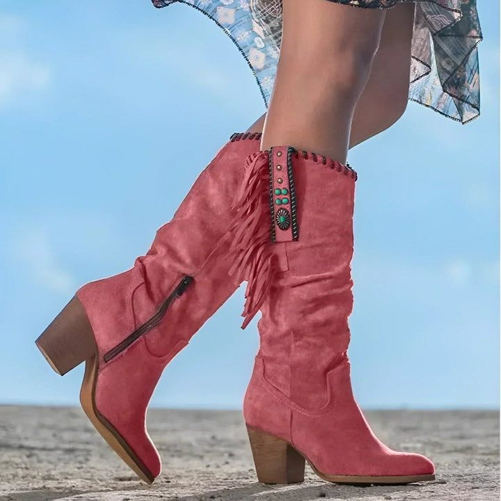 Kniehohe Damenstiefel in Altrosa mit Fransen und Konchoschmuck am Schaft